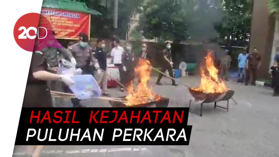 Kejari Lamongan Musnahkan Barang Bukti Senilai Puluhan Juta
