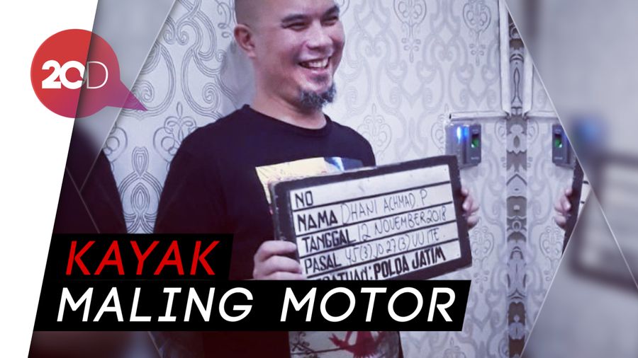 Pose Semringah Ahmad Dhani Pegang Papan Nama Polda Jatim