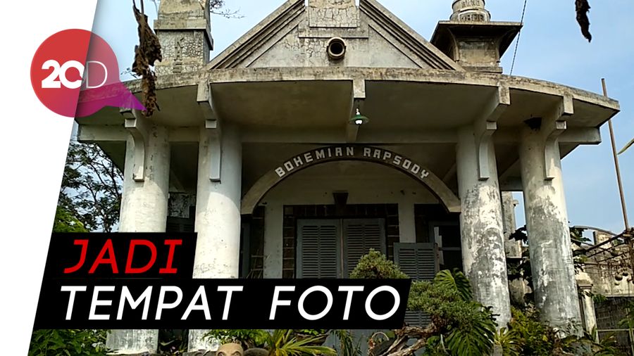 Melihat Rumah Tua Bertuliskan Bohemian Rhapsody yang Viral