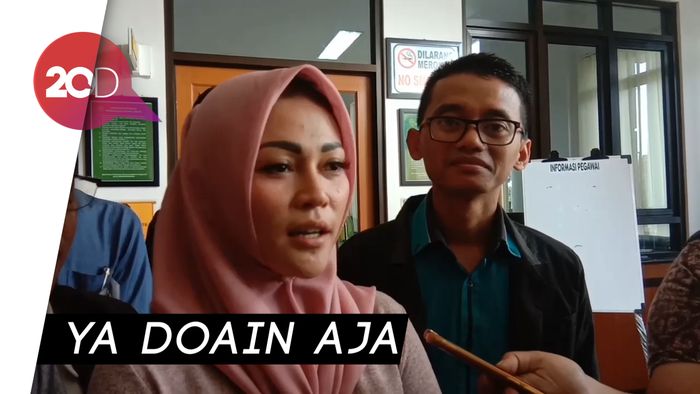 Charly dan Regina Siap Liburan ke Eropa Usai Batal Cerai