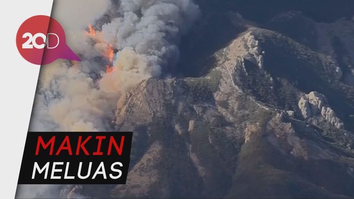 Penampakan dari Udara Kebakaran Hutan di California