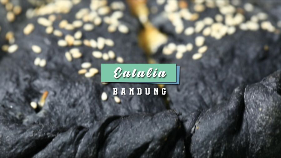 Mencoba Makanan Serba Warna Hitam, Bandung