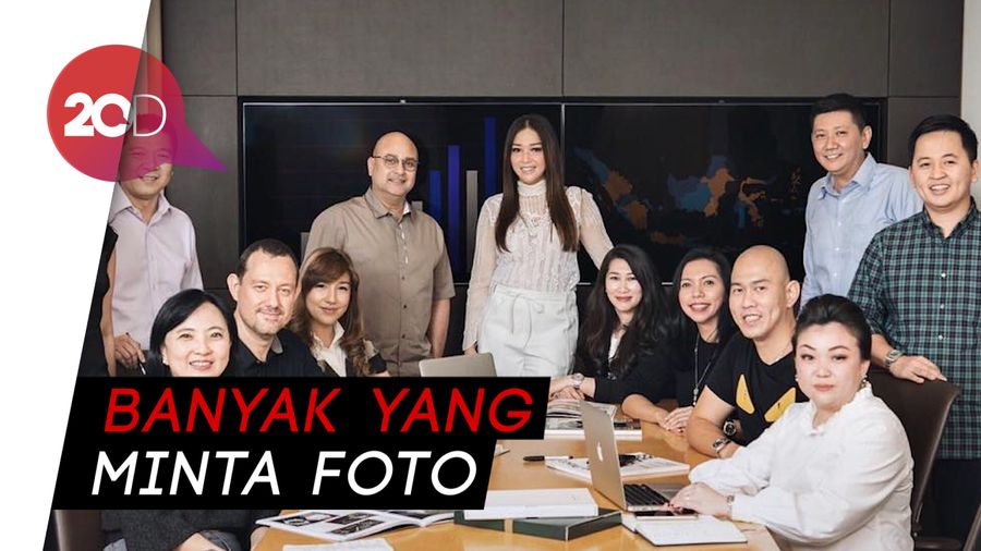 Melihat Lagi Kehebohan Maia di Kantor Sang Suami