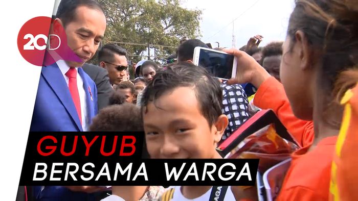 Saat Jokowi Bagi-bagi Buku dan Sapa Warga Merauke