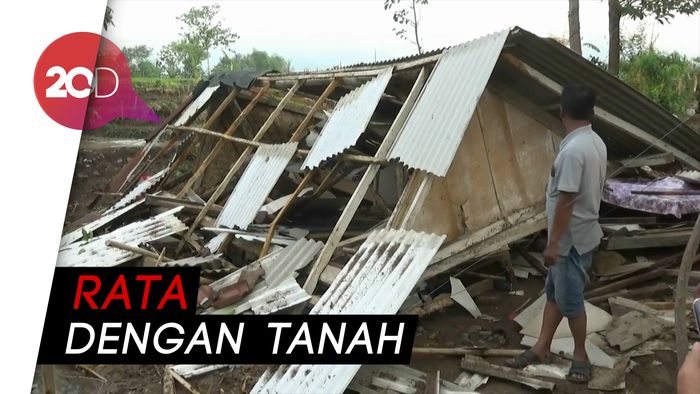 32 Rumah Ambruk Diterjang Puting Beliung di Probolinggo