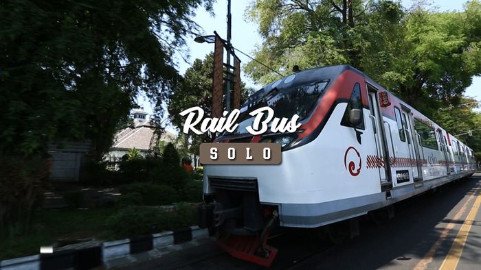 Mencoba Transportasi Seru di Solo, Rail Bus