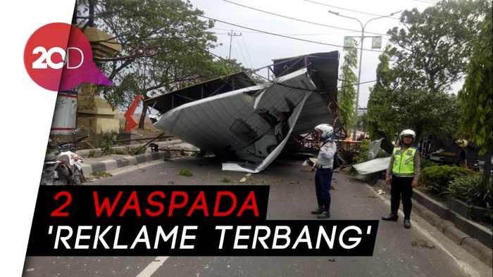 Diterjang Angin Kencang, Papan Reklame di Gresik Hancur