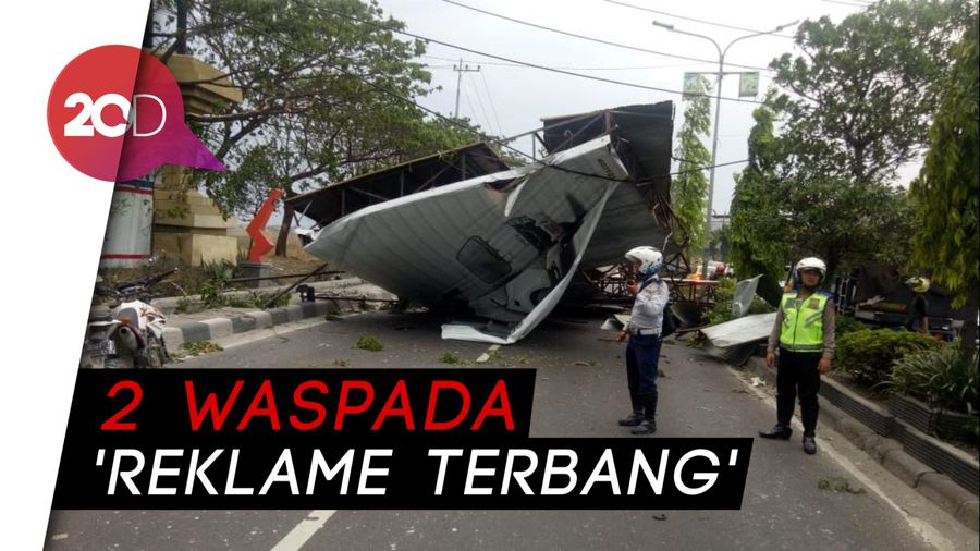 Diterjang Angin Kencang, Papan Reklame di Gresik Hancur