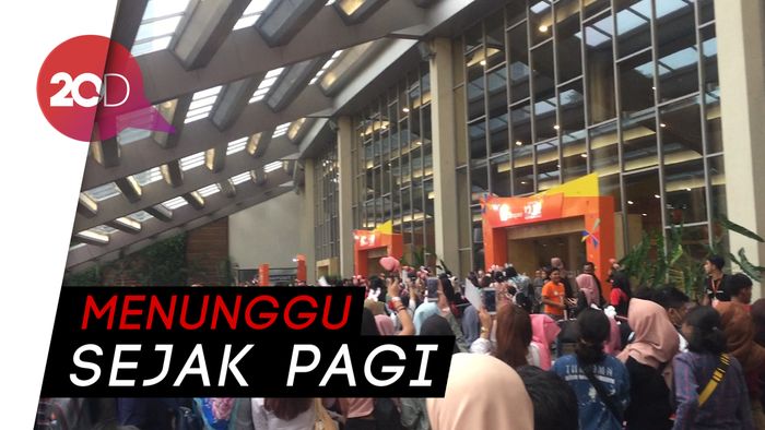 Gemuruh Penggemar BLACKPINK Maksa Masuk Venue SICC