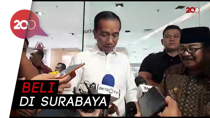Saat Jokowi Pamer Oleh-oleh untuk Cucunya