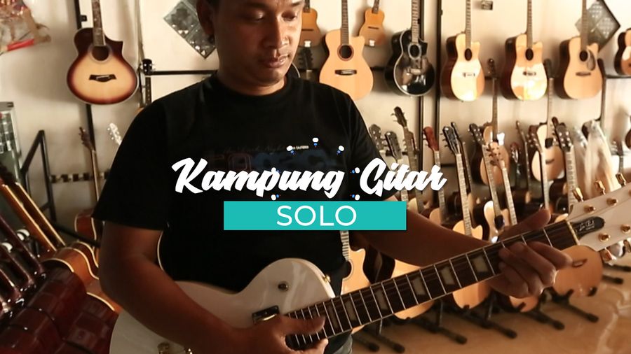 Mengunjungi Kampung dengan Kerajinan Gitar