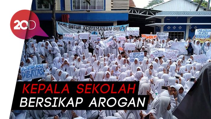 Siswa SMAN 1 Gondanglegi Malang Demo Tuntut Kepsek Turun
