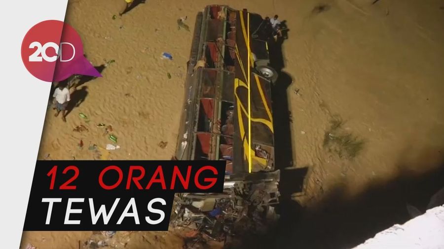 Hindari Kerbau, Bus Ini Terjun dari Jembatan