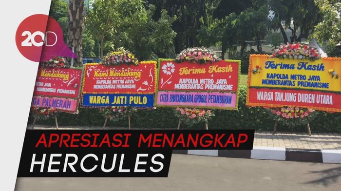 Giliran Polda Metro Jaya Diserbu Karangan Bunga