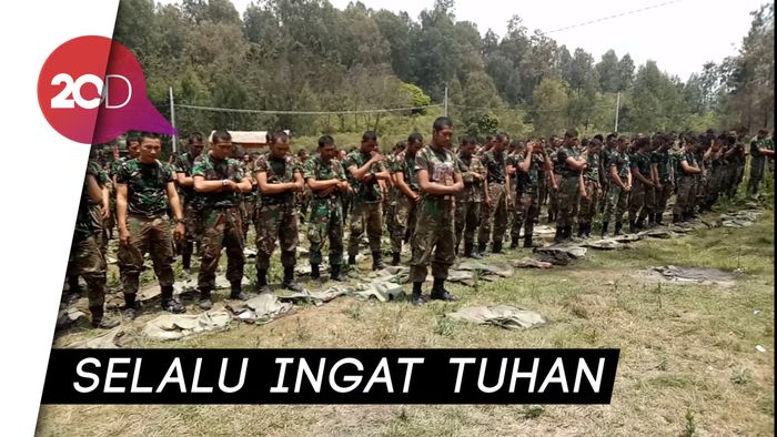 Khusyuknya Pasukan Elite TNI Ibadah di Tengah Kerasnya Latihan