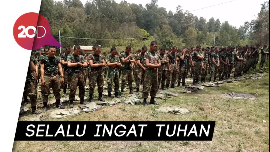 Khusyuknya Pasukan Elite TNI Ibadah di Tengah Kerasnya Latihan
