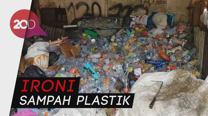 Menyambung Hidup dari Sampah Plastik