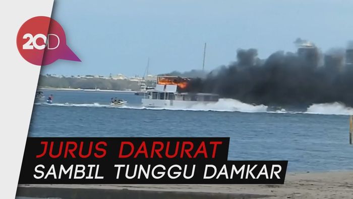 Cara Tak Biasa Pengendara Jet Ski Padamkan Kapal Terbakar