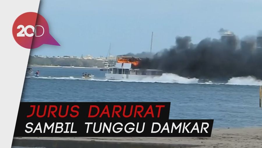 Cara Tak Biasa Pengendara Jet Ski Padamkan Kapal Terbakar