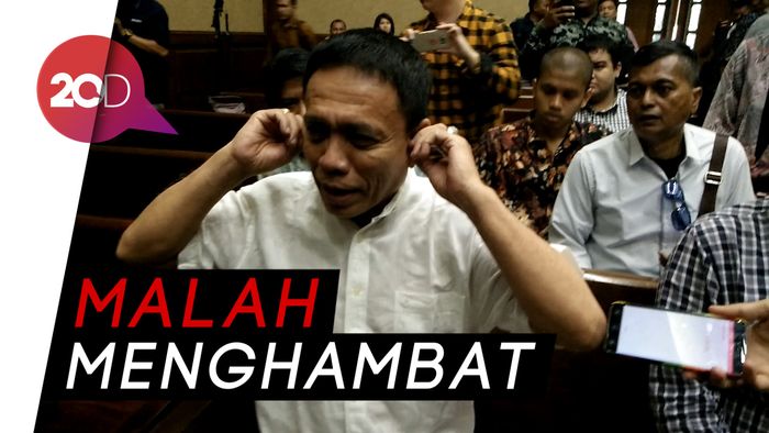 Jalani Sidang Dakwaan, Irwandi Copot Alat Bantu Dengar