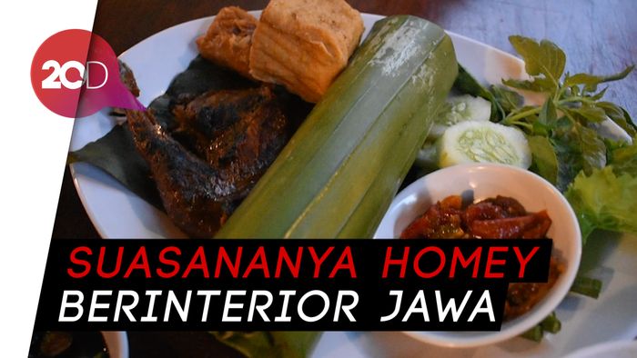 Nikmat! Melahap Ayam Bakar hingga Sop Kaki Sapi