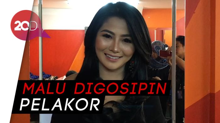Menangis, Icha Gween Bantah Jadi Penyebab Gading-Gisel Cerai