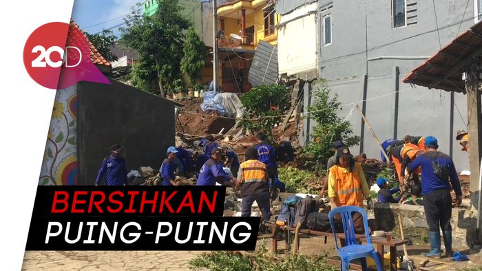 Pasukan Kebersihan Berjibaku di Lokasi Longsor Kalisari