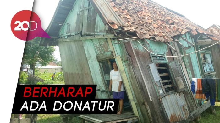 Miris! Keluarga Ini Tinggal di Rumah Miring Nyaris Roboh