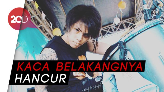 Waduh! Mobil Axel Andaviar Ditabrak Truk