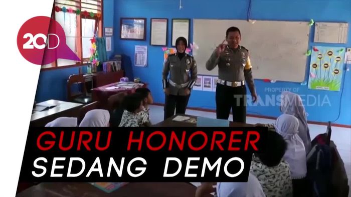 Jika Polisi Jadi Guru Darurat di SD Blitar
