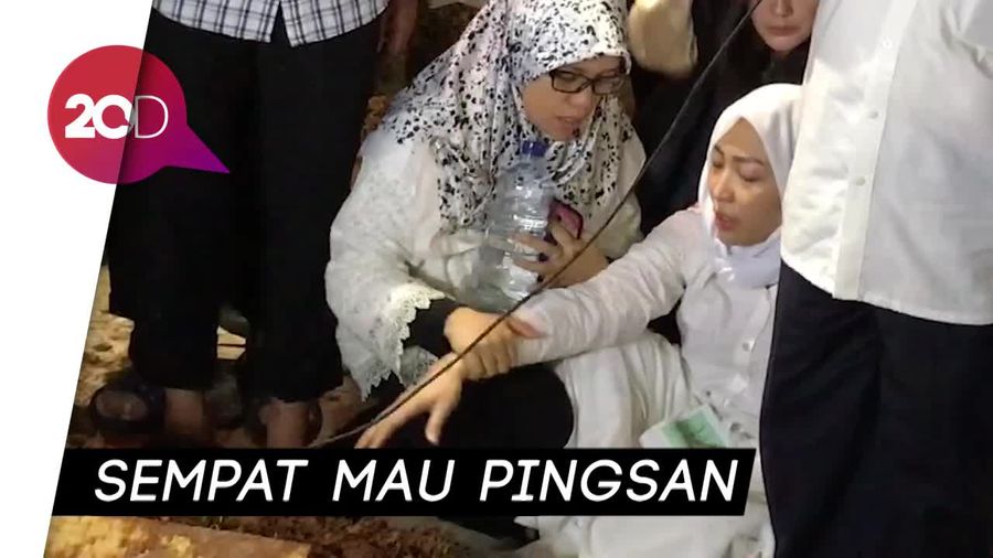 Tangis Ayu Dewi Iringi Pemakaman Ibunda