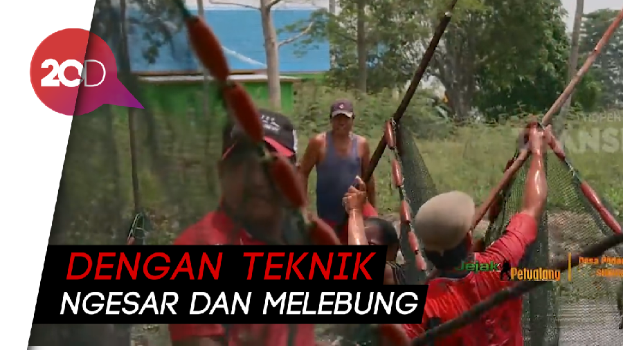 Keseruan Warga Pedamaran Menangkap Ikan di Sungai Babatan