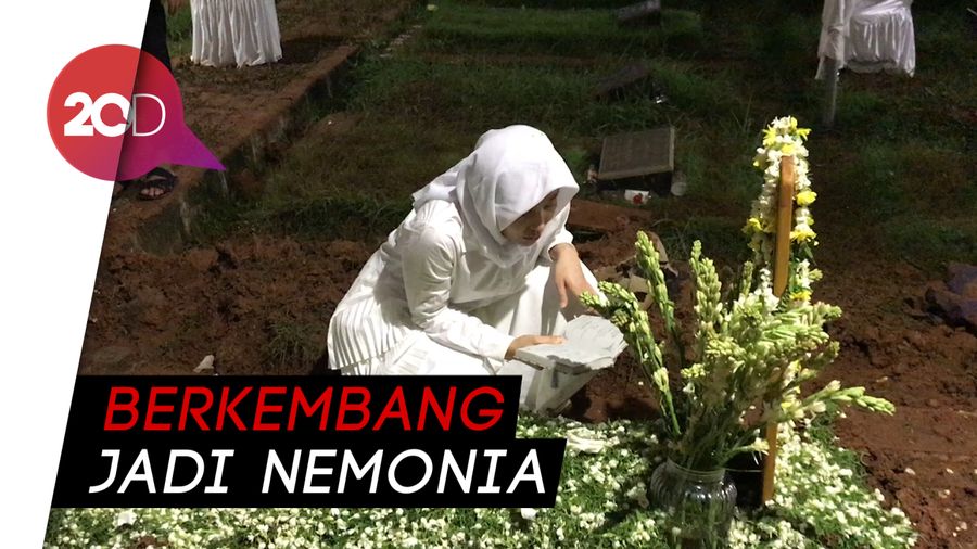Leukimia Jadi Penyebab Meninggalnya Ibunda Ayu Dewi