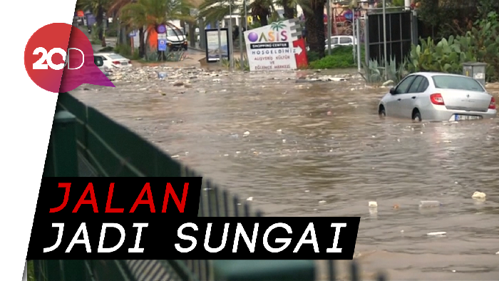 Mobil-mobil Hanyut Disapu Banjir Bandang di Turki