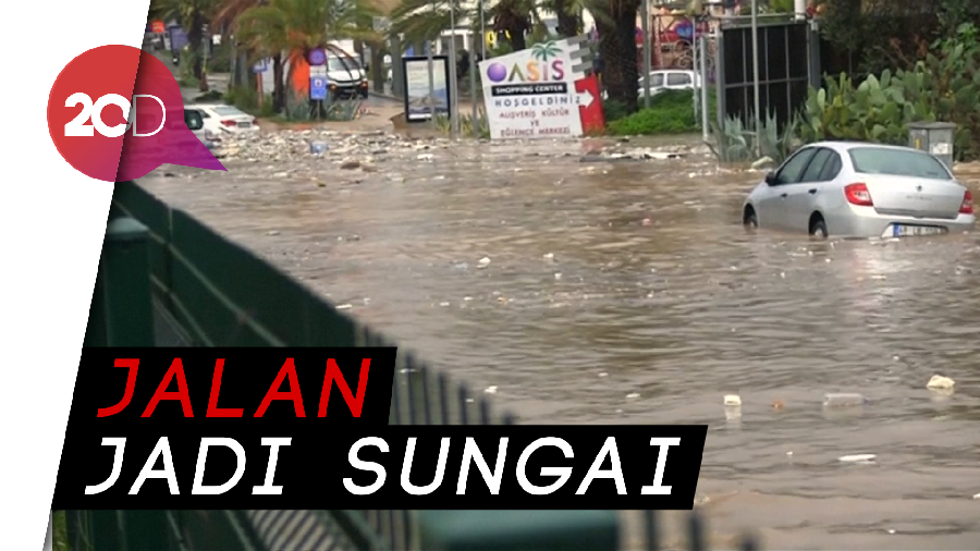 Mobil-mobil Hanyut Disapu Banjir Bandang di Turki