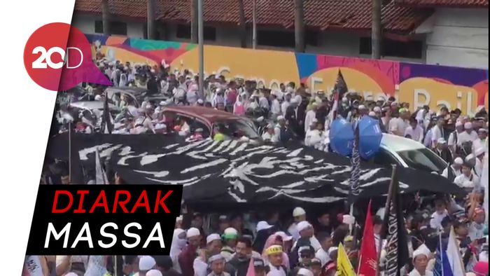 Bendera Tauhid Raksasa Berkibar di Reuni 212