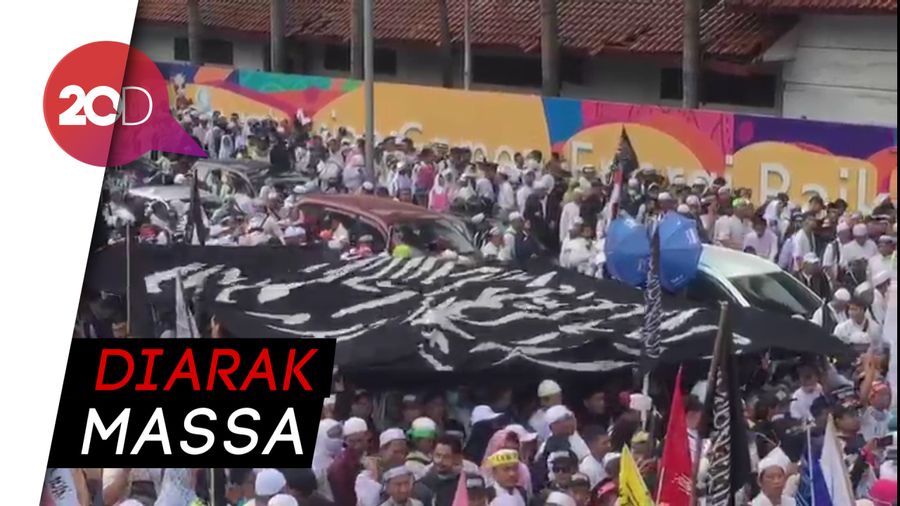 Bendera Tauhid Raksasa Berkibar di Reuni 212