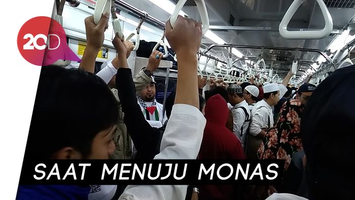 Lantunan Zikir Massa Reuni 212 di Gerbong KRL