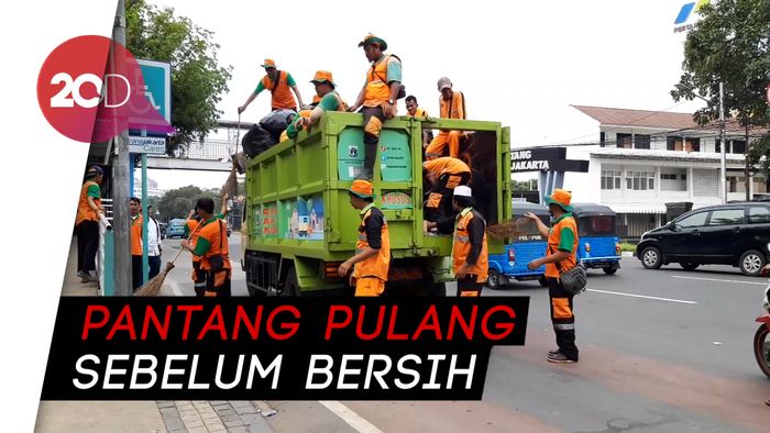Pasukan Oranye Bersihkan Sampah Pasca-Reuni 212