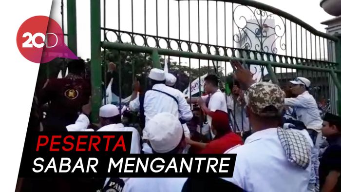 Peserta 212 Penuhi Monas, Panitia Buka-Tutup Pintu Masuk