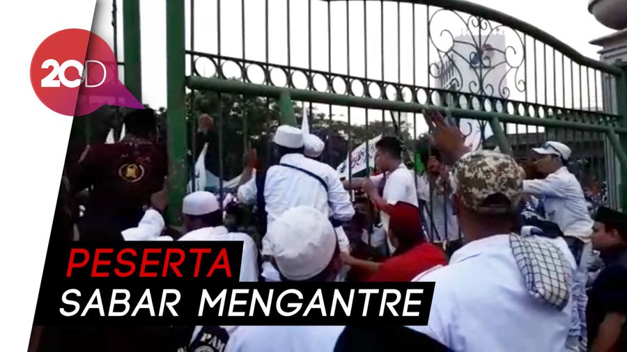 Peserta 212 Penuhi Monas, Panitia Buka-Tutup Pintu Masuk