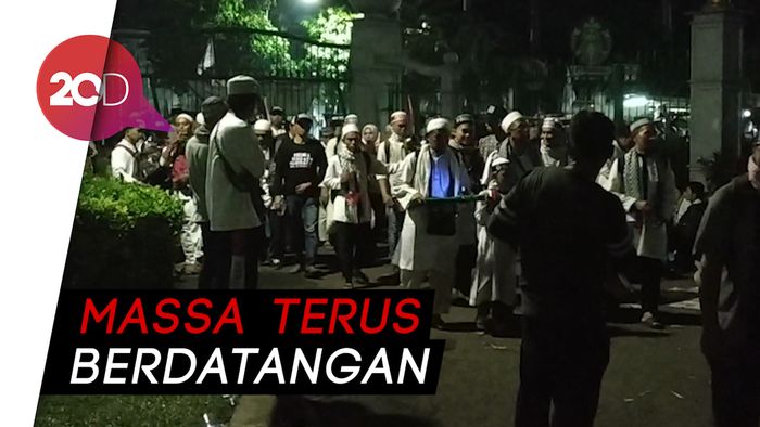Peserta Reuni 212 Mulai Putihkan Monas
