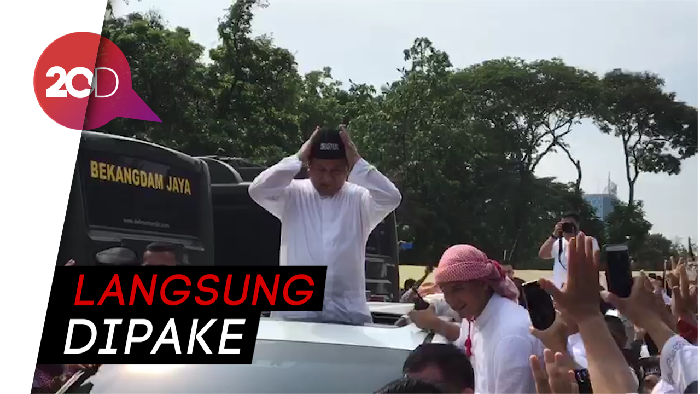 Pulang dari Reuni 212, Prabowo Dapat Kopiah