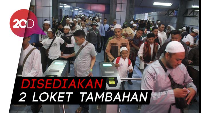 Sambil Berselawat, Peserta Reuni 212 Padati Stasiun Juanda