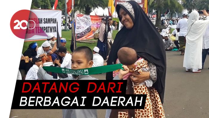 Semangat Peserta Bawa Keluarga Ikut Reuni 212