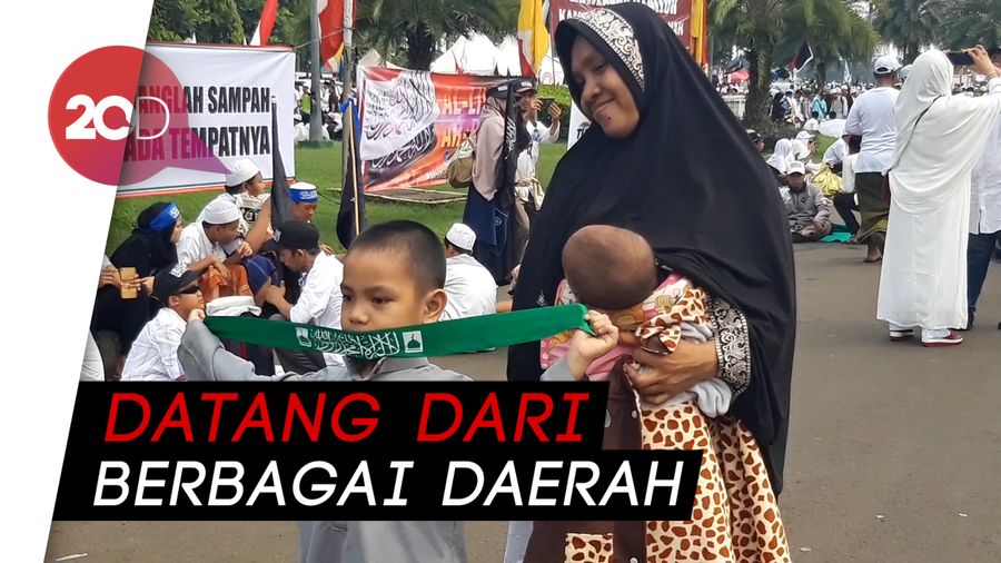 Semangat Peserta Bawa Keluarga Ikut Reuni 212