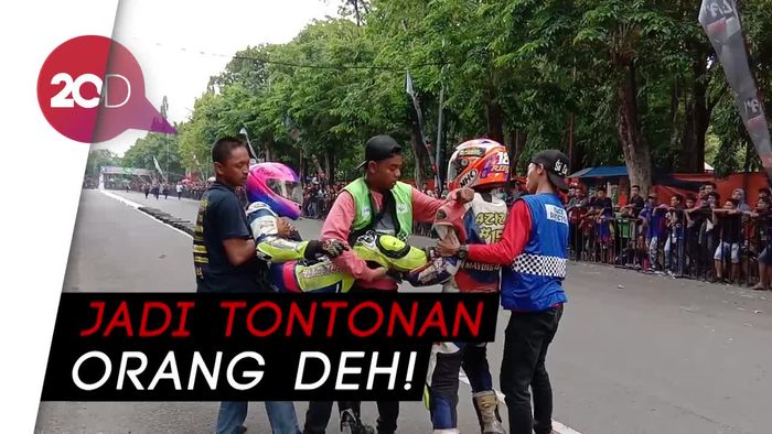 Bakbuk! 2 Pebalap Adu Jotos di Sirkuit Gara-gara Motor Senggolan