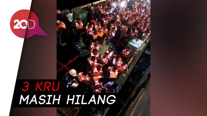 Evakuasi Mendebarkan KM Gerbang Samudra I yang Terbakar