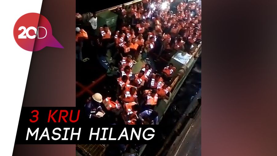Evakuasi Mendebarkan KM Gerbang Samudra I yang Terbakar