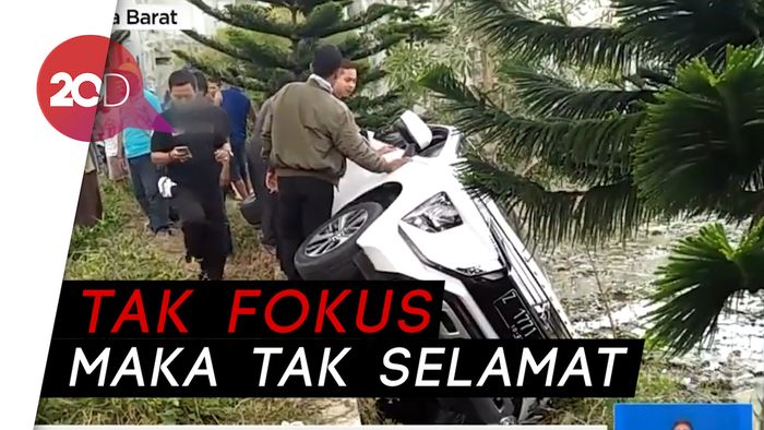 Niat Tegur Anak, Mobil Malah Terjun ke Parit